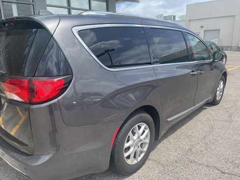 Used 2020 Chrysler Pacifica Touring-L image 5