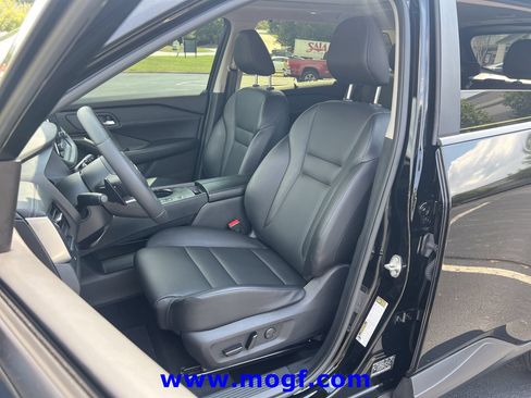 Used 2024 Nissan Rogue SV w/ SV Premium Package FWD image 17