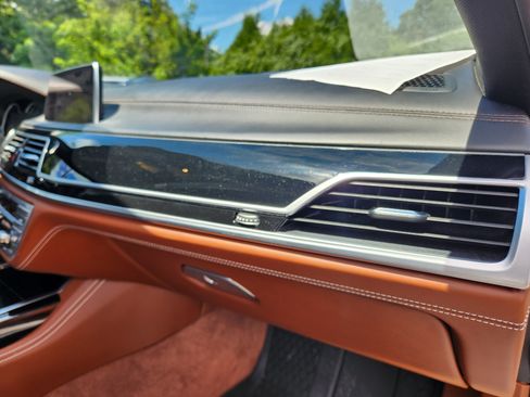 Used 2018 BMW 750i RWD image 15