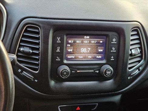 Used 2018 Jeep Compass Latitude FWD image 11