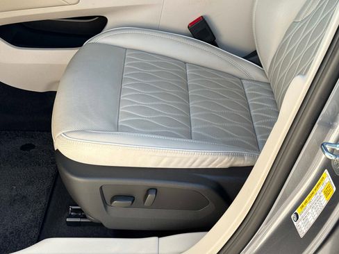 Used 2022 Buick Envision Avenir w/ Technology Package II image 21