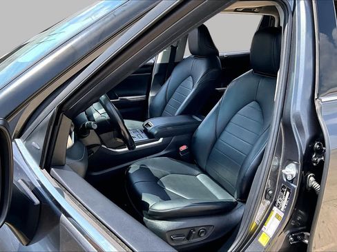 Used 2021 Toyota Highlander XLE AWD/4WD image 8