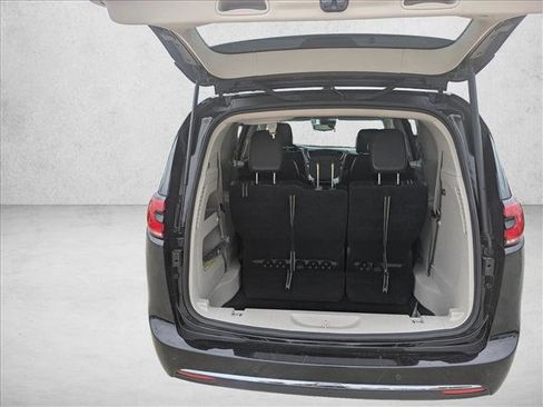 Used 2024 Chrysler Pacifica Touring-L FWD image 7