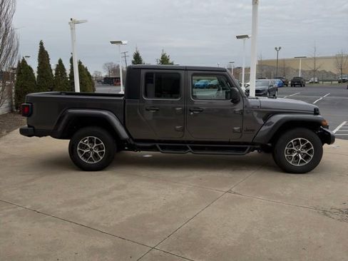 Used 2024 Jeep Gladiator Sport image 6