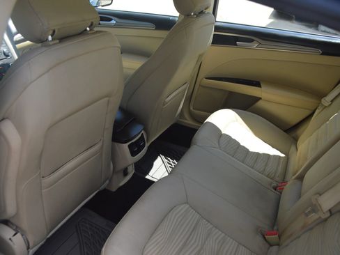 Used 2016 Ford Fusion SE FWD image 19