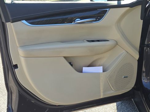 Used 2019 Cadillac XT5 FWD image 16