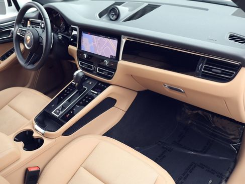 Certified 2025 Porsche Macan image 25