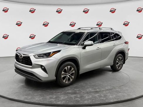 Used 2021 Toyota Highlander XLE AWD/4WD image 1
