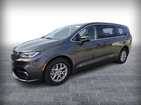 Used 2023 Chrysler Pacifica Touring-L FWD image 2