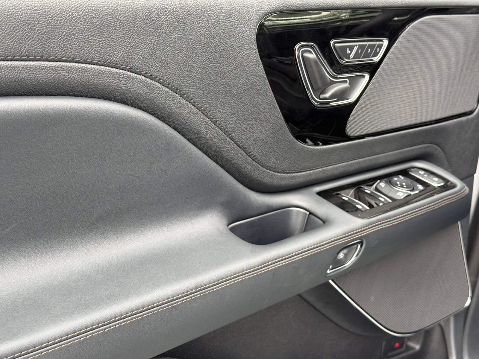 New 2027 Lincoln Aviator AWD w/ Jet Appearance Package image 20