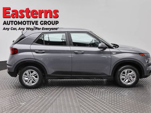 Used 2022 Hyundai Venue SE FWD image 4