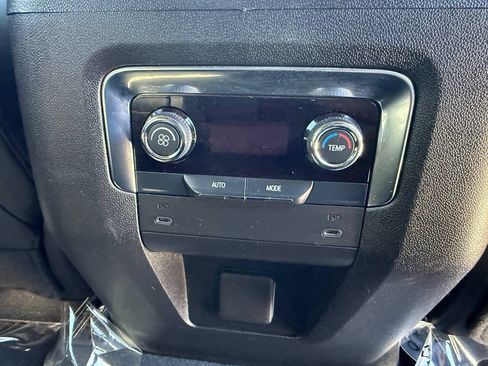 Used 2025 Chevrolet Suburban Z71 AWD/4WD image 23
