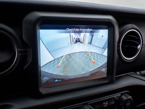 Used 2022 Jeep Wrangler Unlimited Sahara w/ Cold Weather Group image 27