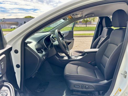 Used 2023 Chevrolet Malibu LT image 2