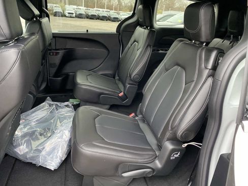 New 2026 Chrysler Pacifica Select image 7