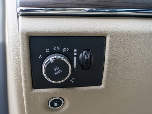 Used 2017 Jeep Grand Cherokee Overland image 16