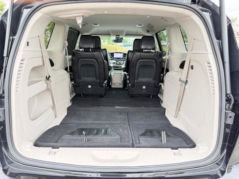 Used 2023 Chrysler Pacifica Touring-L FWD image 40