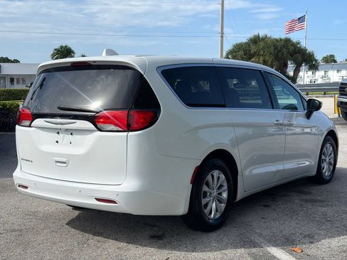 Used 2017 Chrysler Pacifica Touring w/ Tire & Wheel Group FWD image 5