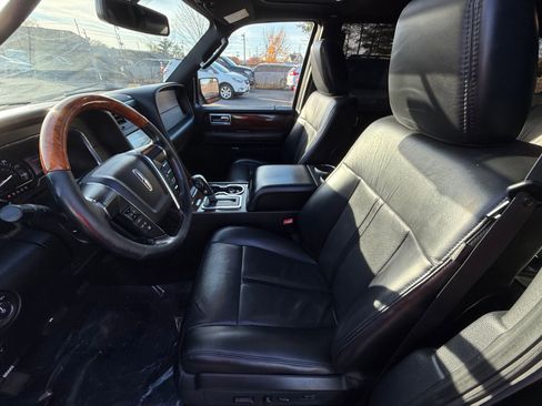 Used 2017 Lincoln Navigator Select image 18