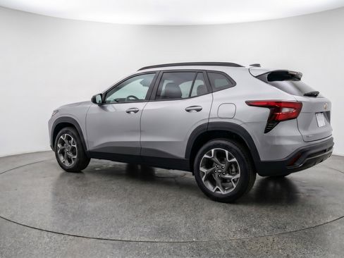 Used 2025 Chevrolet Trax LT FWD image 6