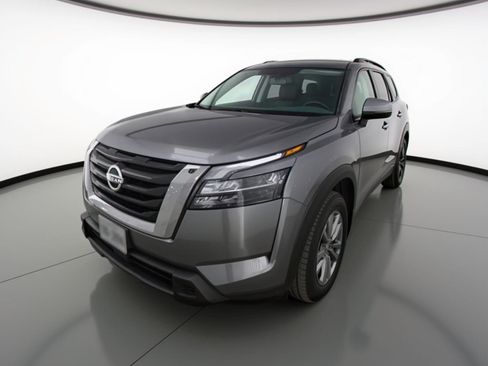 Used 2025 Nissan Pathfinder SV image 3