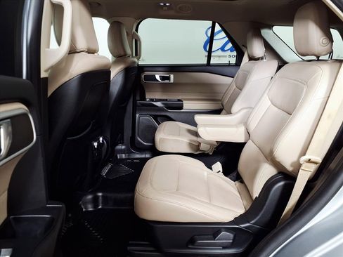 Used 2020 Ford Explorer XLT w/ Equipment Group 202A image 8