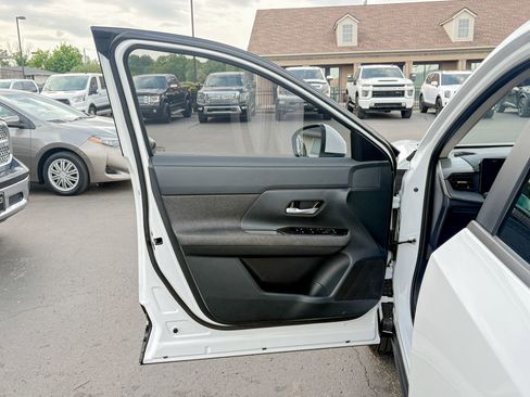 Used 2025 Nissan Kicks SV AWD/4WD image 18