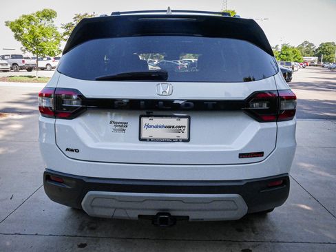 Certified 2025 Honda Pilot TrailSport image 9