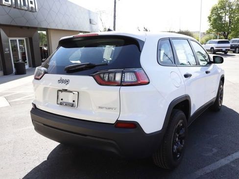 Used 2019 Jeep Cherokee Sport FWD image 3
