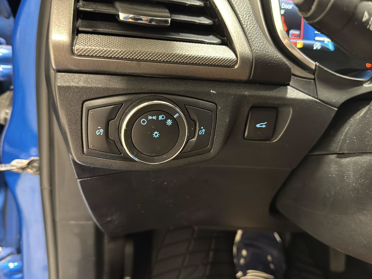 Used 2020 Ford Fusion SE FWD image 19