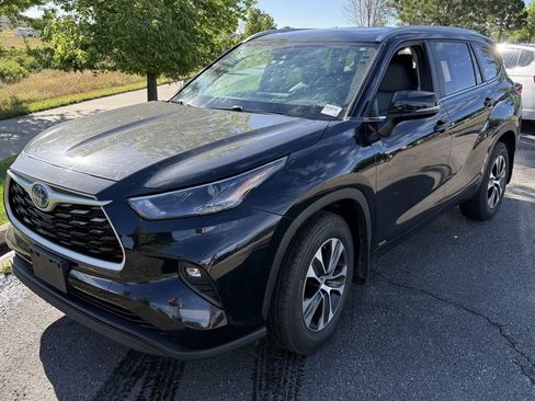 Used 2023 Toyota Highlander XLE AWD/4WD image 2
