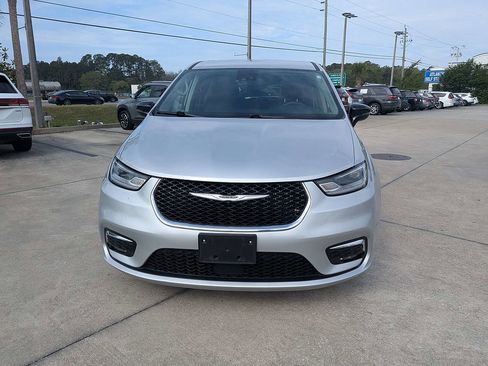 Used 2024 Chrysler Pacifica Touring-L FWD image 8