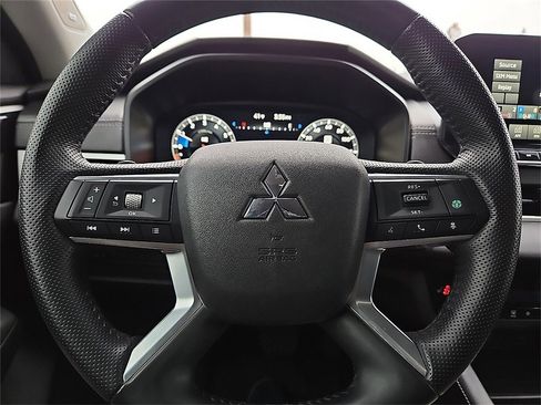 Used 2024 Mitsubishi Outlander SE image 25