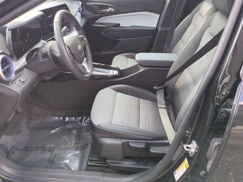 Used 2024 Chevrolet Trax LT w/ Sunroof Package FWD image 12