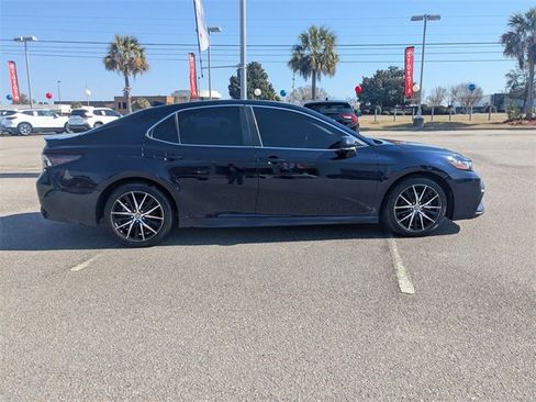 Used 2022 Toyota Camry SE image 2