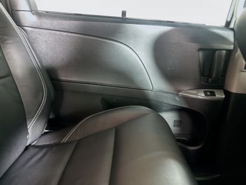 Used 2017 Toyota Sienna SE w/ SE Preferred Package FWD image 32