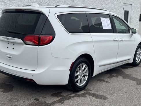 Used 2020 Chrysler Pacifica Touring-L image 8