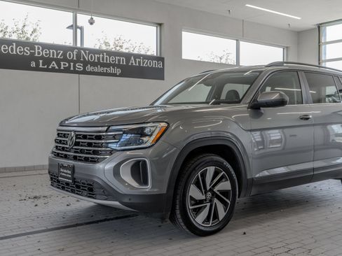 Used 2024 Volkswagen Atlas SE AWD/4WD image 3