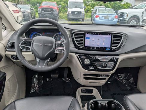 Used 2023 Chrysler Pacifica Touring-L FWD image 19