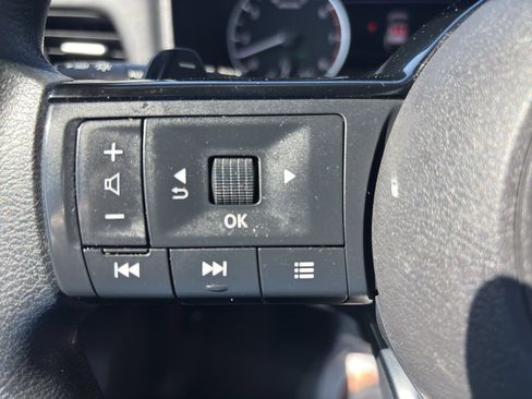 Used 2023 Nissan Rogue SV image 9