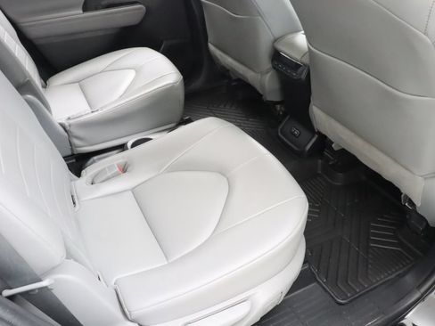 Used 2022 Toyota Highlander XLE AWD/4WD image 33
