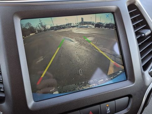 Used 2021 Jeep Cherokee Trailhawk image 25