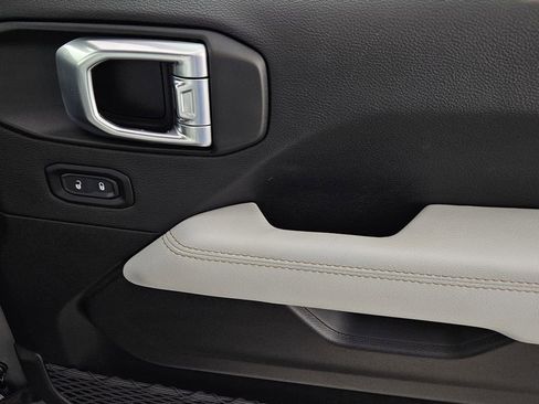 Used 2022 Jeep Wrangler Unlimited Sahara image 31