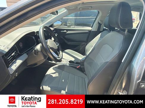 Used 2025 Volkswagen Jetta SE FWD image 9