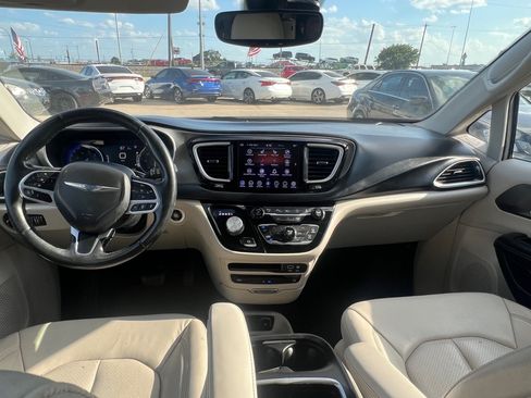 Used 2020 Chrysler Pacifica Touring-L Plus FWD image 19