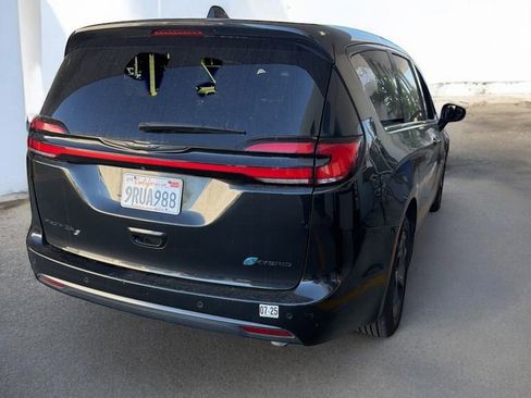 Used 2022 Chrysler Pacifica Limited w/ Uconnect Theater Family Group FWD image 3