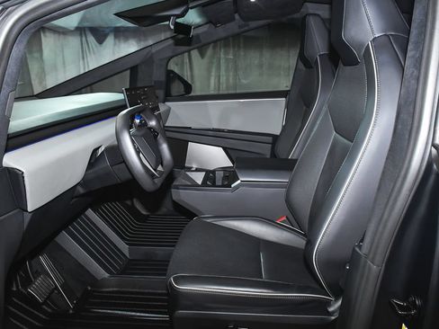 Used 2025 Tesla Cybertruck AWD Crew Cab image 46