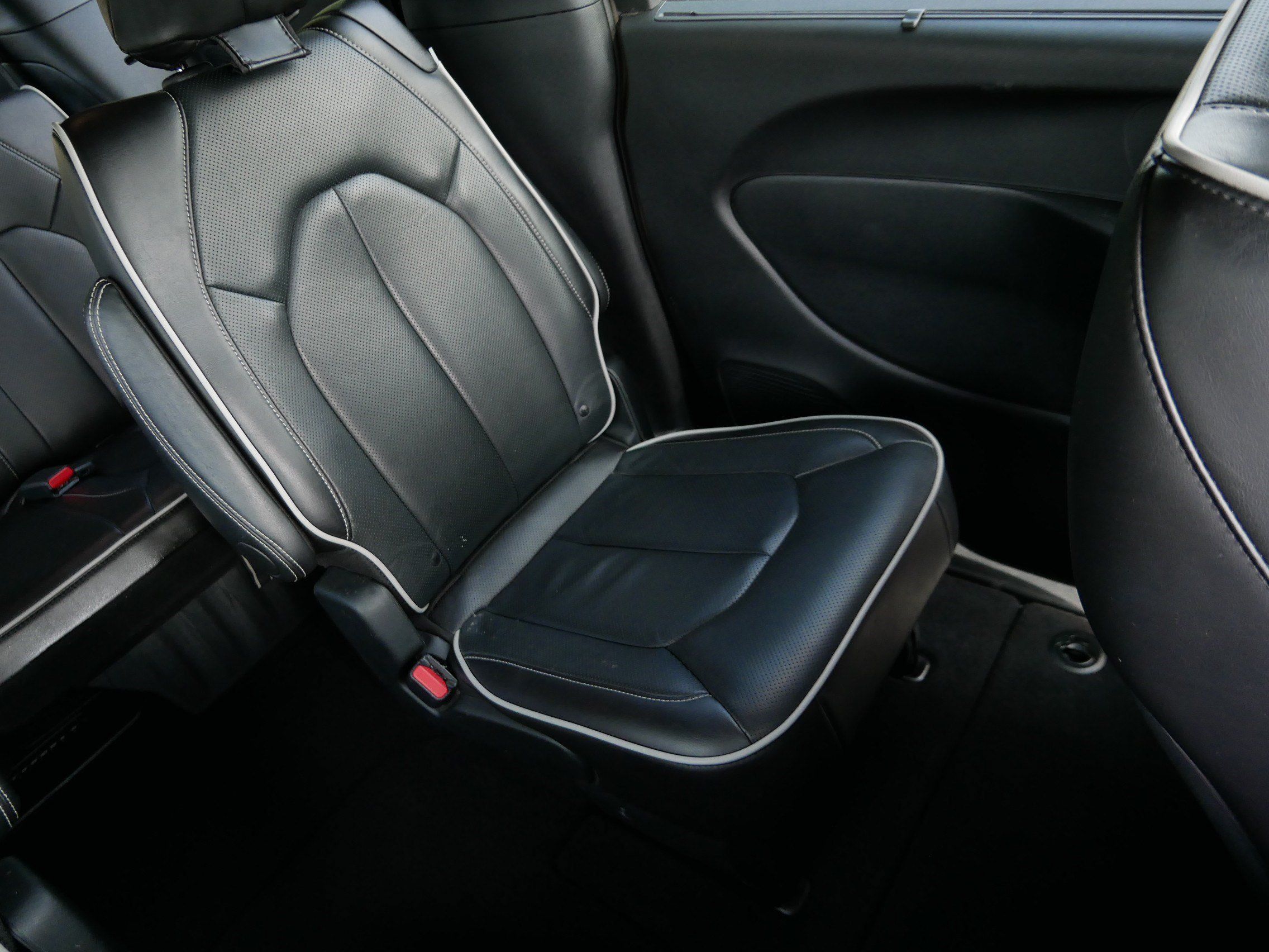 Used 2026 Chrysler Pacifica Limited w/ S Appearance Package FWD image 14