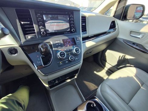 Used 2018 Toyota Sienna XLE w/ XLE Navigation Package image 39