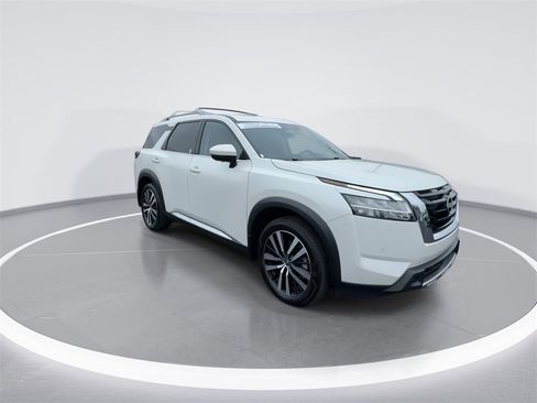 Used 2023 Nissan Pathfinder Platinum image 2